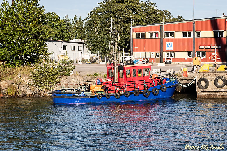 En rödblå båt i Vänersborgs hamn