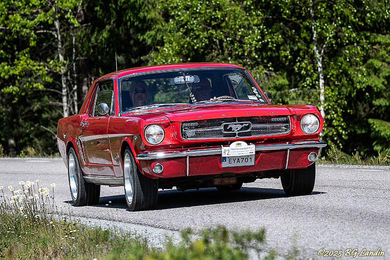En röd Mustang i Nationaldagsrallyt 2023