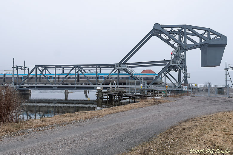 Västtåg passera nya järnvägsbron