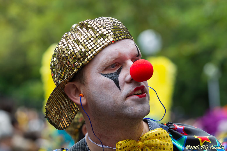 En clown i Hammarkullenkarnevalen
