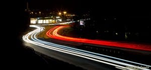 Röda och vita ljusspår